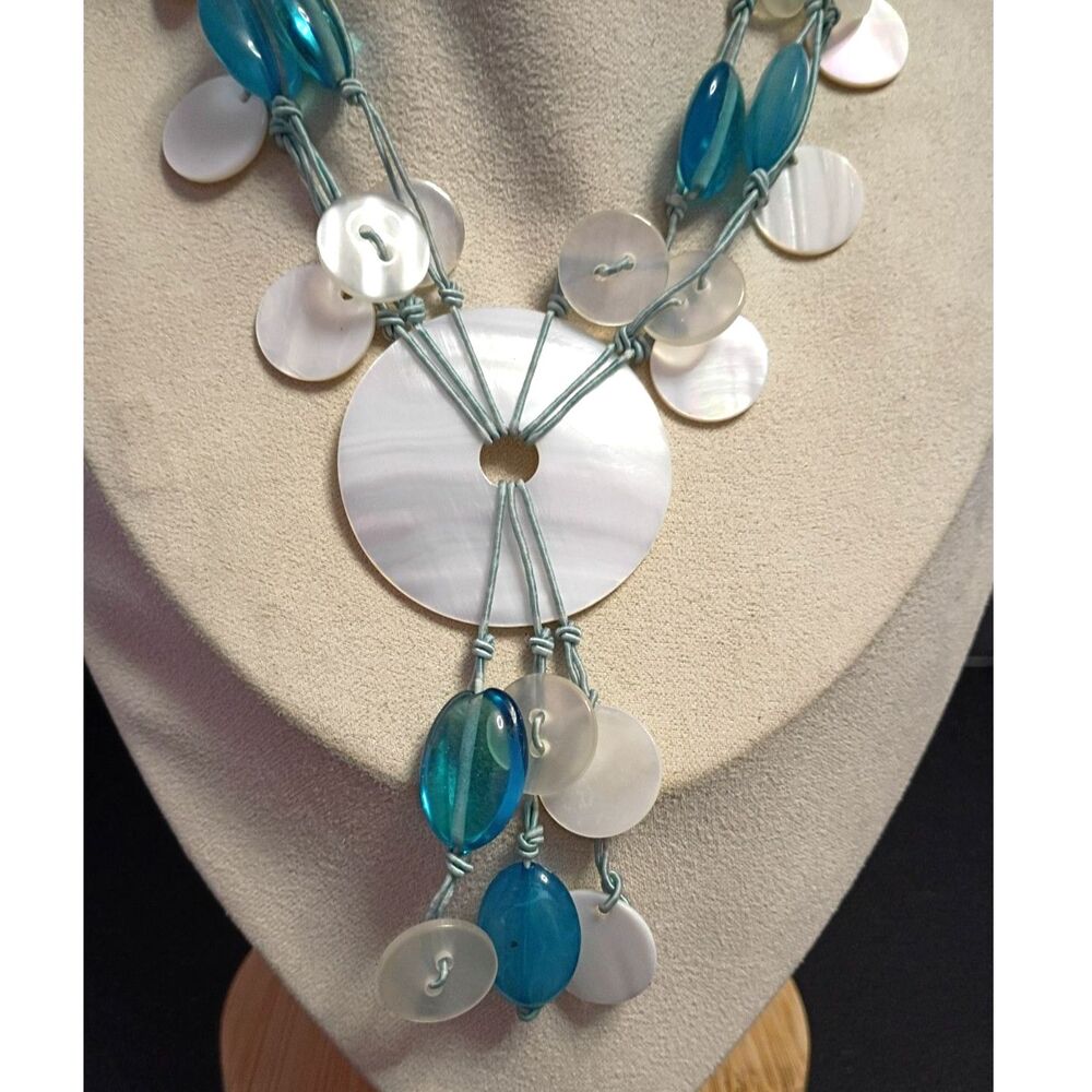 Vintage Avon 2005, Fun Necklace of Turquoise Glass beads with MOP Shell Pendant - Picture 2 of 5